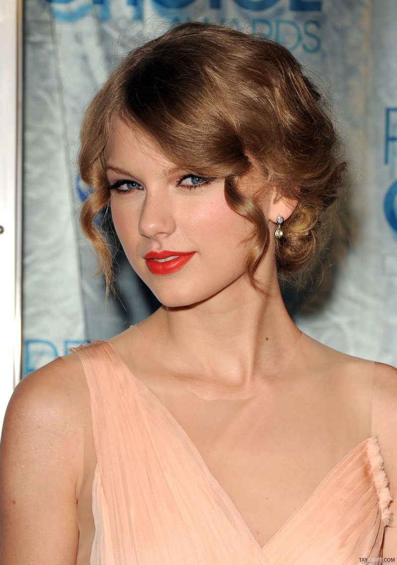 Taylor Swift at 2011 People's Choice Awards — photo 24