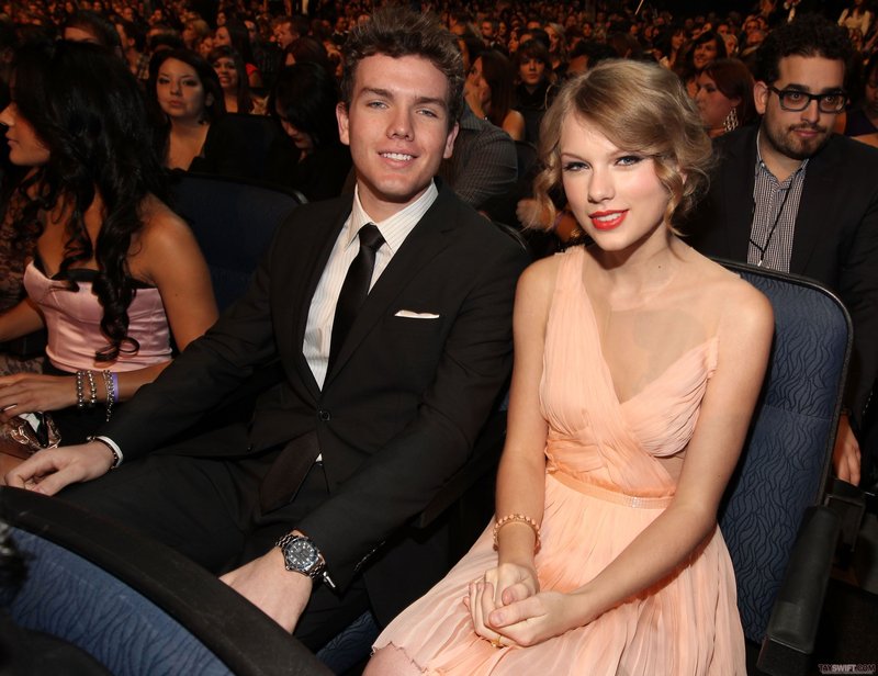 Taylor Swift at 2011 People's Choice Awards — photo 197