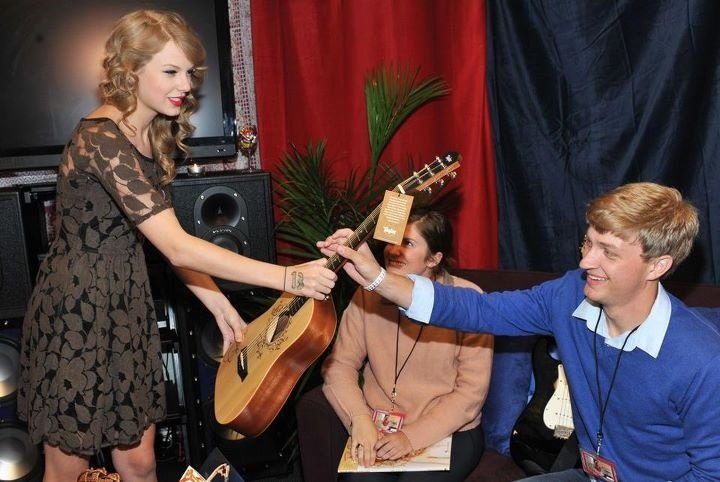 Taylor Swift at 2011 TeenNick HALO Awards — photo 4