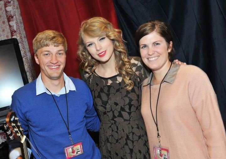 Taylor Swift at 2011 TeenNick HALO Awards — photo 6