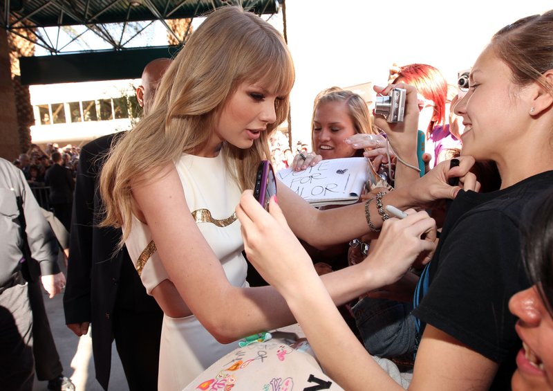 Taylor Swift at 47th Annual Academy Of Country Music Awards — photo 16