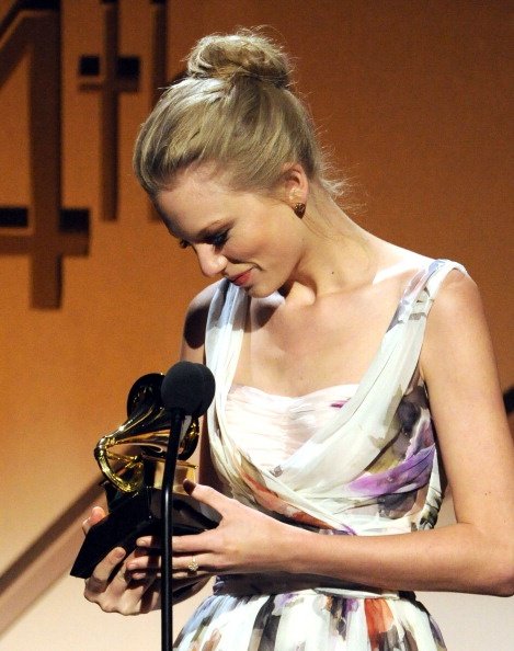 Taylor Swift at 54th Annual GRAMMY Awards - Pre-telecast — photo 6