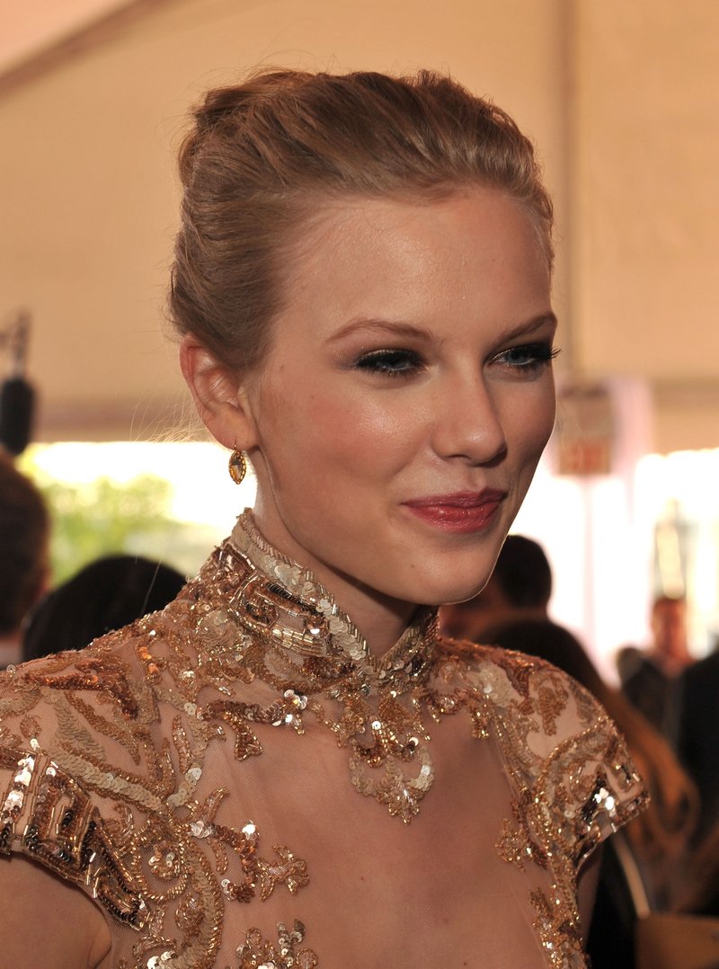 Taylor Swift at 54th Annual Grammy Awards — photo 18