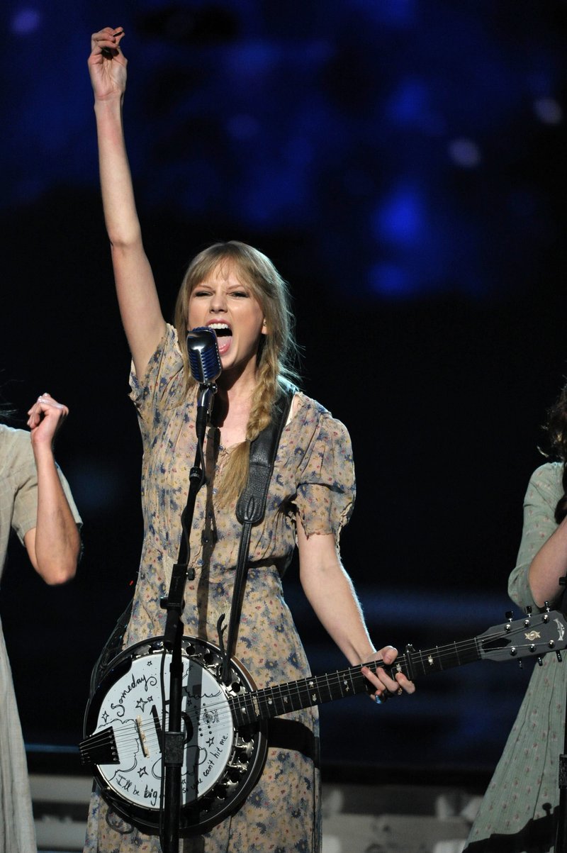 Taylor Swift at 54th Annual Grammy Awards — photo 125