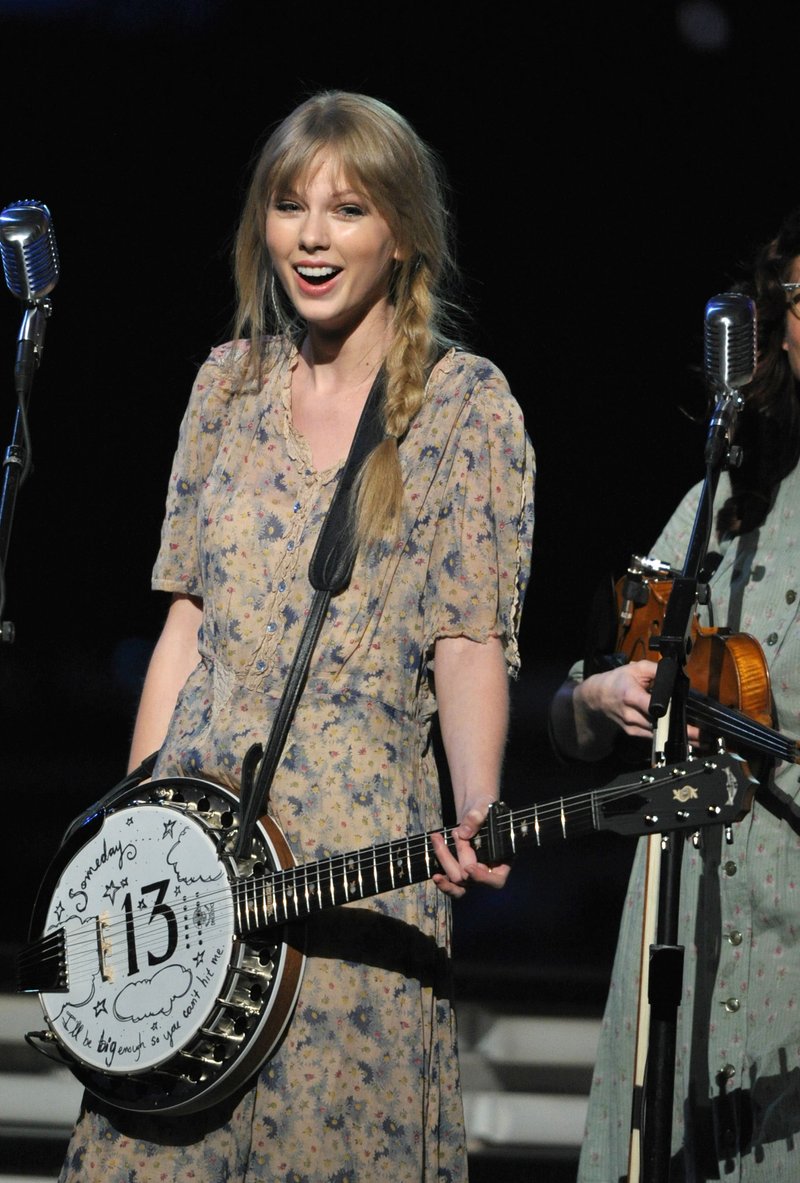 Taylor Swift at 54th Annual Grammy Awards — photo 129