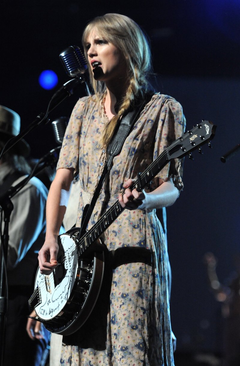 Taylor Swift at 54th Annual Grammy Awards — photo 188