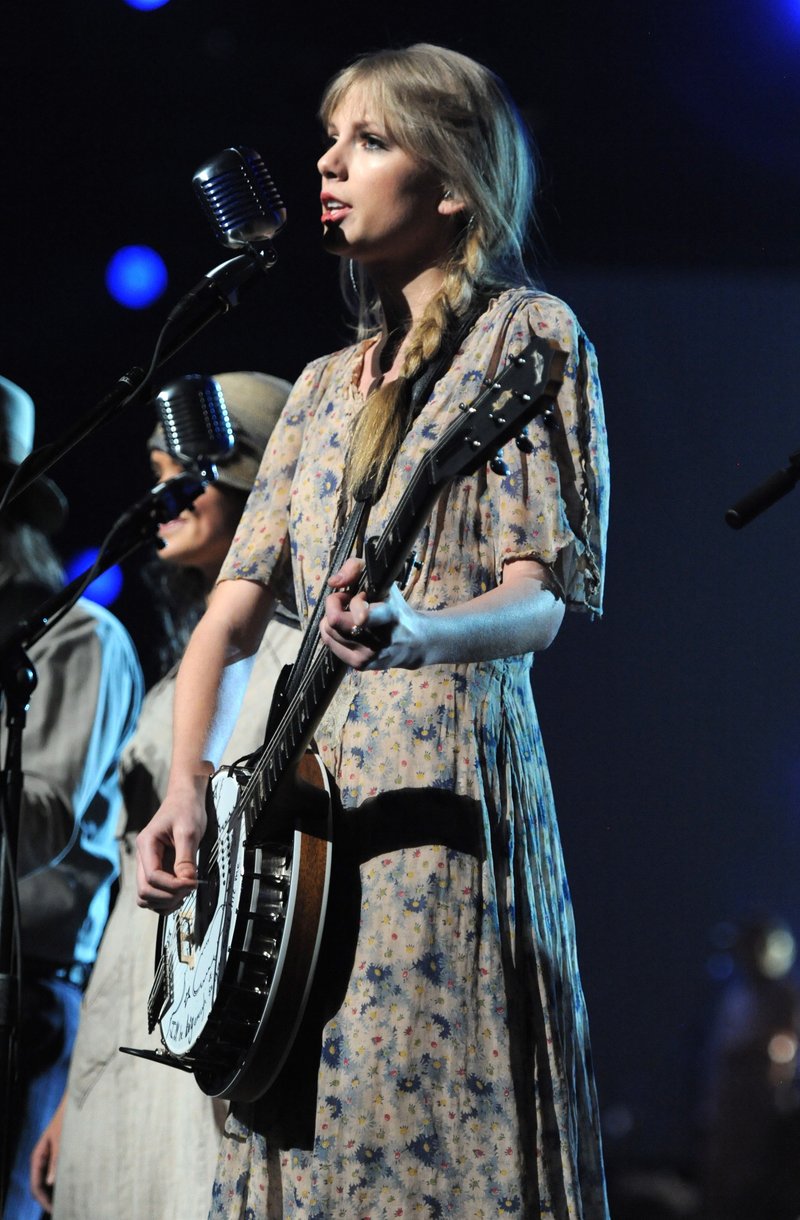 Taylor Swift at 54th Annual Grammy Awards — photo 189