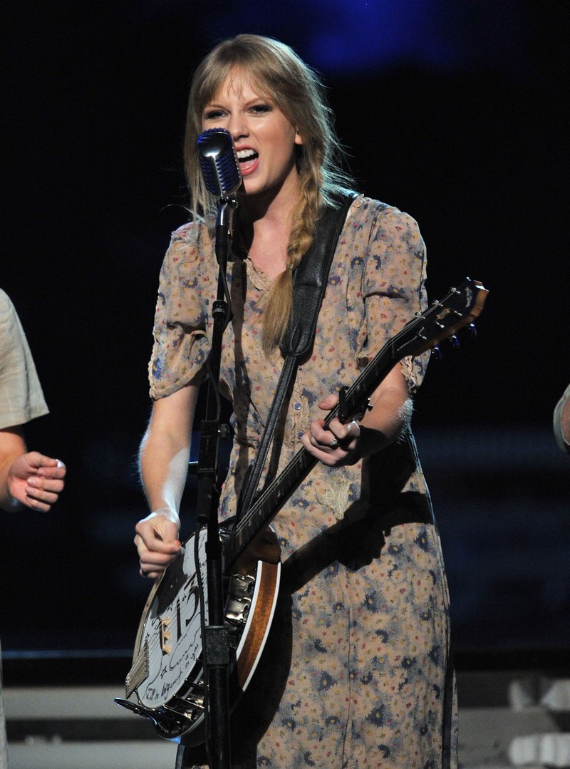 Taylor Swift at 54th Annual Grammy Awards — photo 312