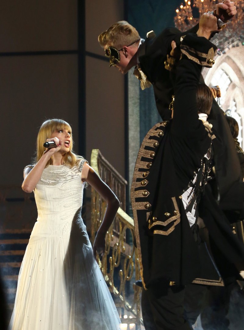 Taylor Swift at 2012 American Music Awards — photo 441
