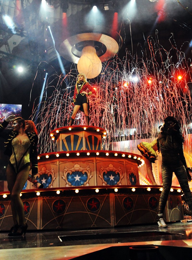 Taylor Swift at 2012 MTV Europe Music Awards — photo 146