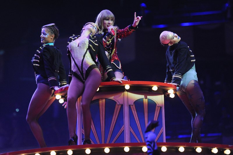 Taylor Swift at 2012 MTV Europe Music Awards — photo 228