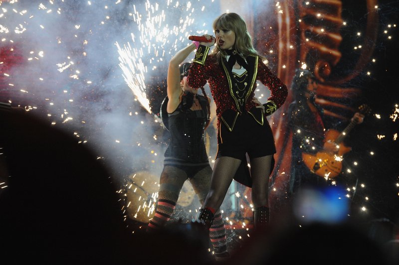 Taylor Swift at 2012 MTV Europe Music Awards — photo 231