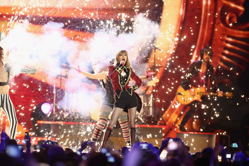 Taylor Swift at 2012 MTV Europe Music Awards — photo 268