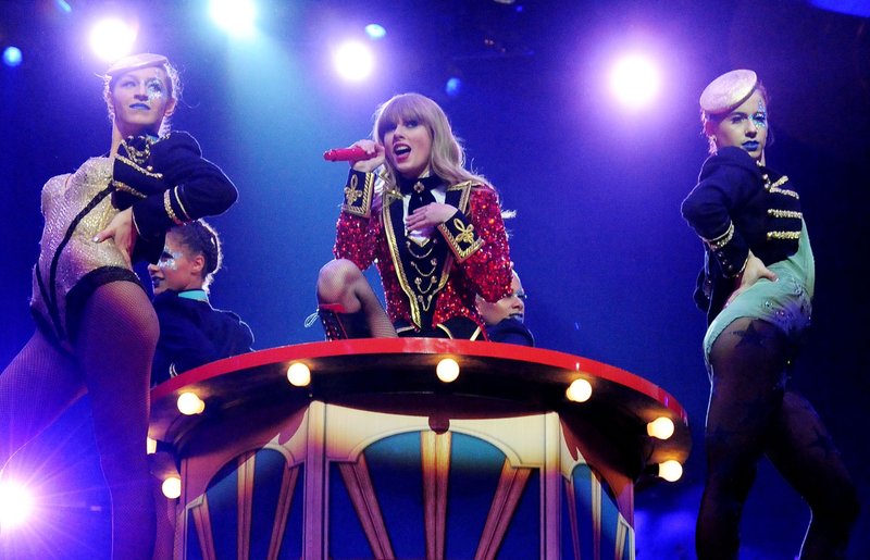 Taylor Swift at 2012 MTV Europe Music Awards — photo 317