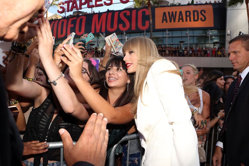Taylor Swift at 2012 MTV Video Music Awards — photo 11