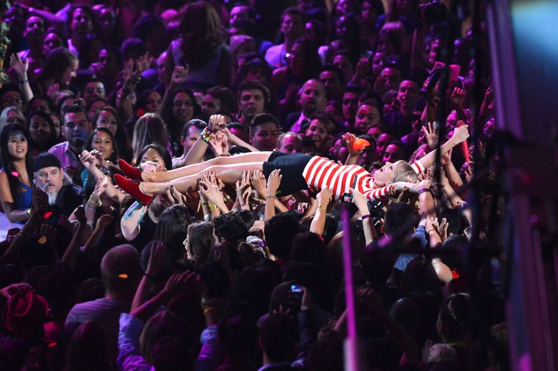 Taylor Swift at 2012 MTV Video Music Awards — photo 65