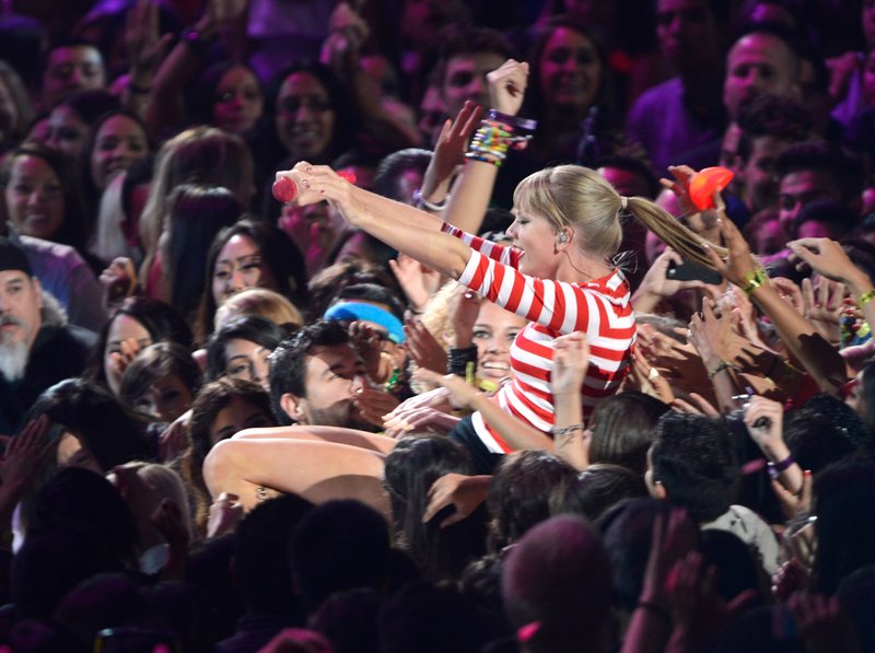 Taylor Swift at 2012 MTV Video Music Awards — photo 92