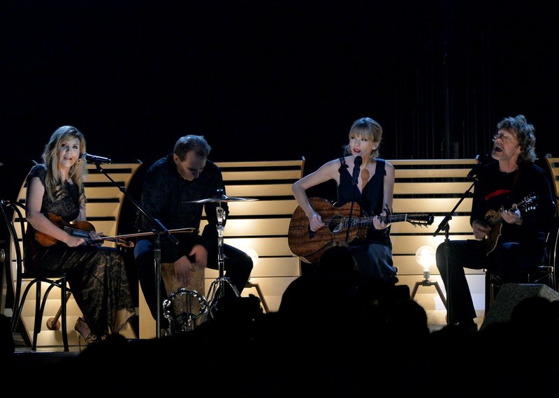 Taylor Swift at 47th Annual CMA Awards — photo 25