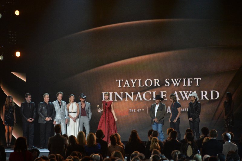 Taylor Swift at 47th Annual CMA Awards — photo 27