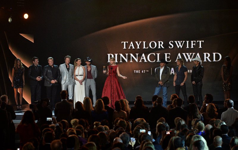 Taylor Swift at 47th Annual CMA Awards — photo 28