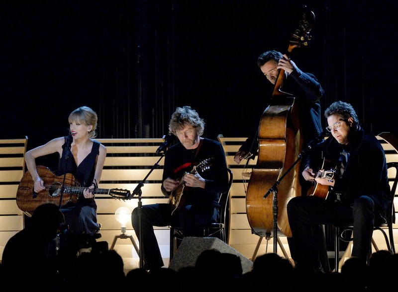 Taylor Swift at 47th Annual CMA Awards — photo 32