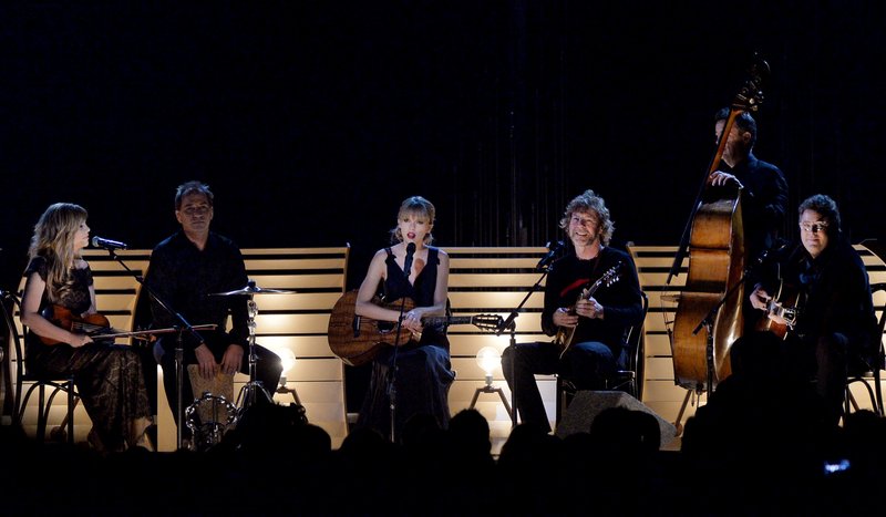 Taylor Swift at 47th Annual CMA Awards — photo 35