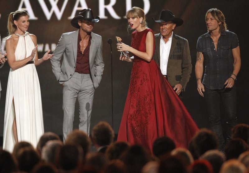 Taylor Swift at 47th Annual CMA Awards — photo 40
