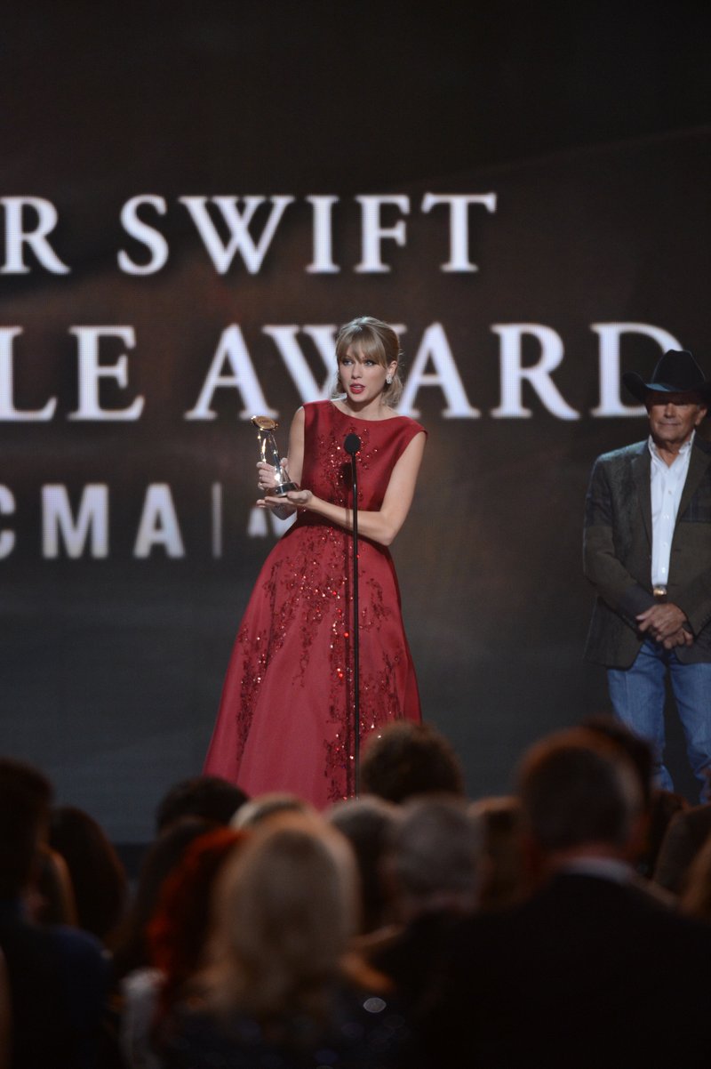 Taylor Swift at 47th Annual CMA Awards — photo 171