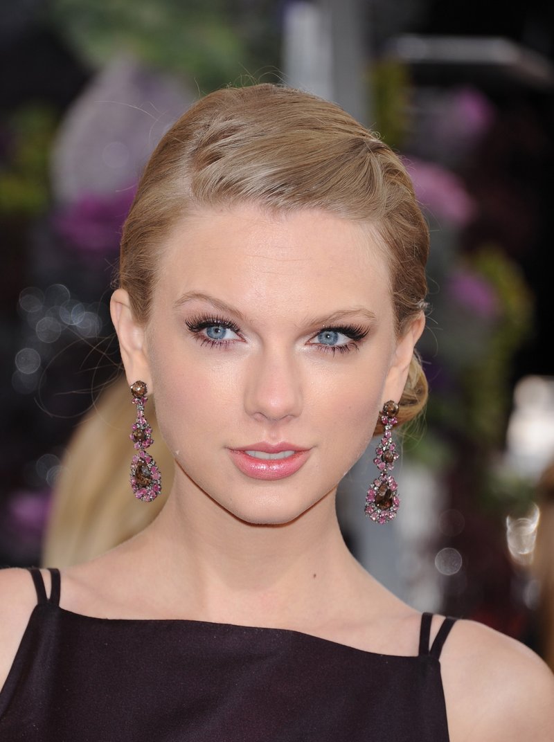 Taylor Swift at 70th Annual Golden Globe Awards — photo 56