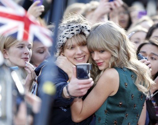 Taylor Swift at 2013 BBC Radio 1 Teen Awards — photo 27