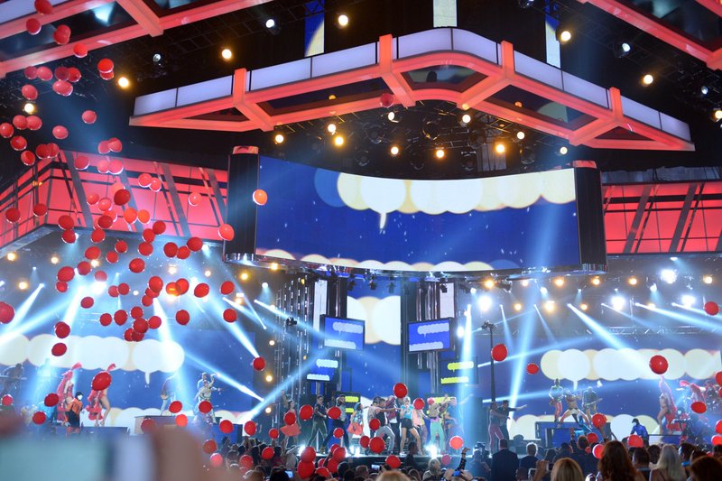 Taylor Swift at 2013 Billboard Music Awards — photo 360