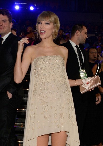 Taylor Swift at 2013 CMT Music Awards — photo 14