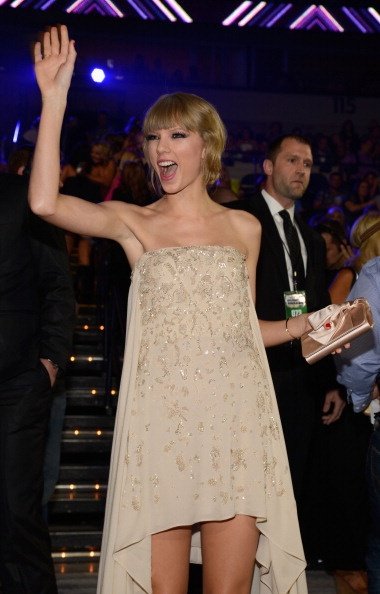Taylor Swift at 2013 CMT Music Awards — photo 15