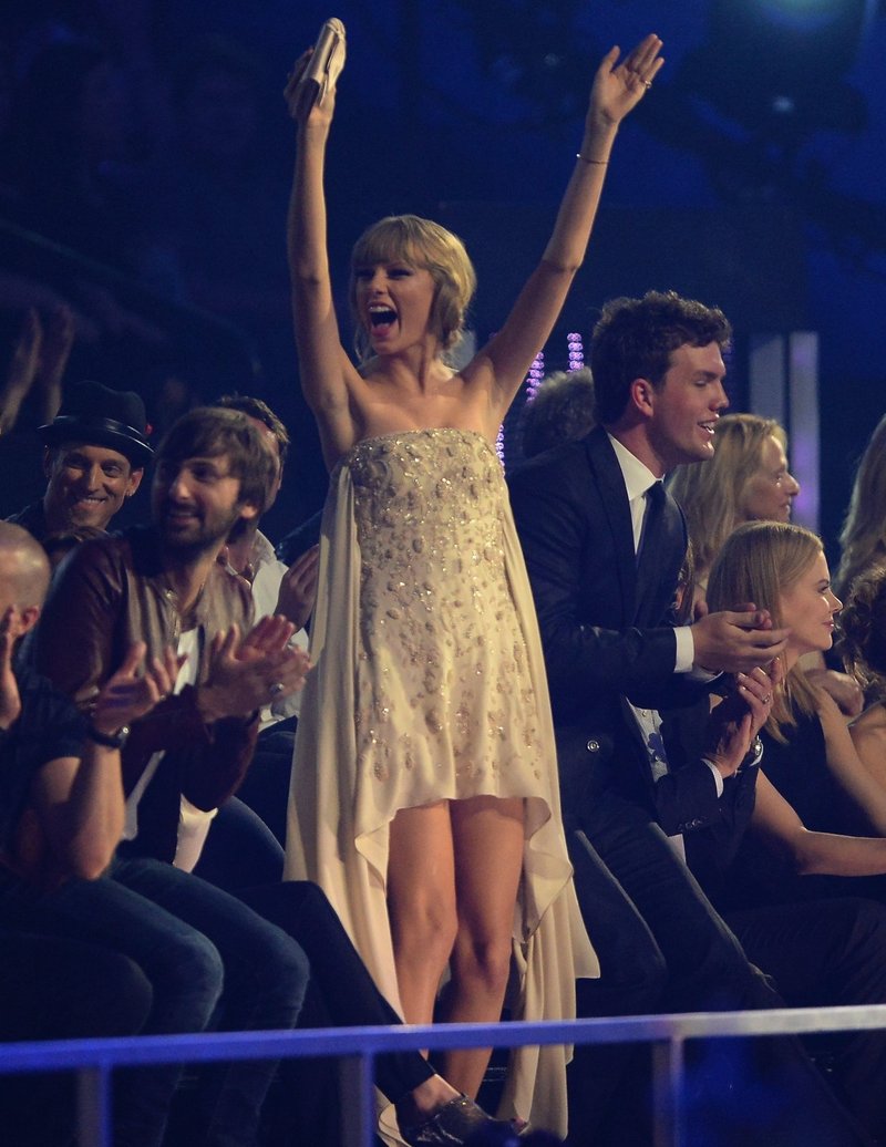 Taylor Swift at 2013 CMT Music Awards — photo 16