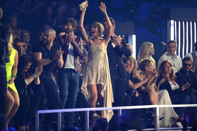 Taylor Swift at 2013 CMT Music Awards — photo 17