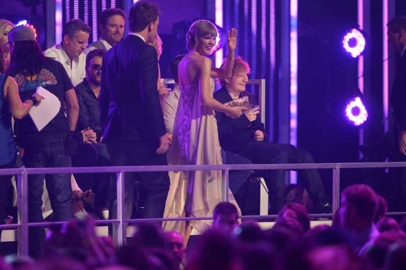 Taylor Swift at 2013 CMT Music Awards — photo 18