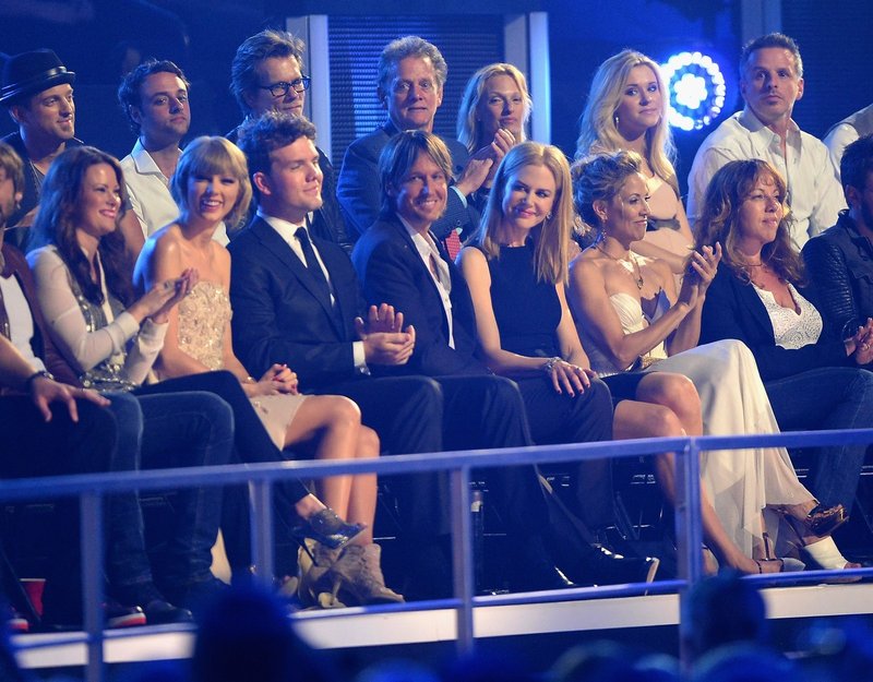 Taylor Swift at 2013 CMT Music Awards — photo 19