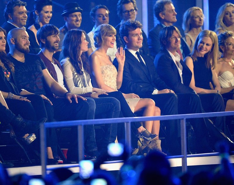 Taylor Swift at 2013 CMT Music Awards — photo 20