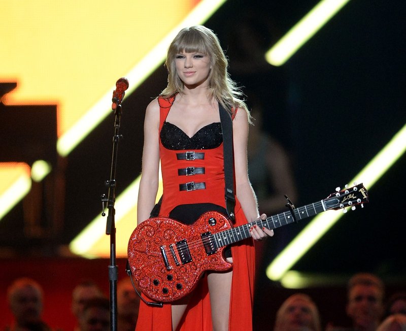Taylor Swift at 2013 CMT Music Awards — photo 26