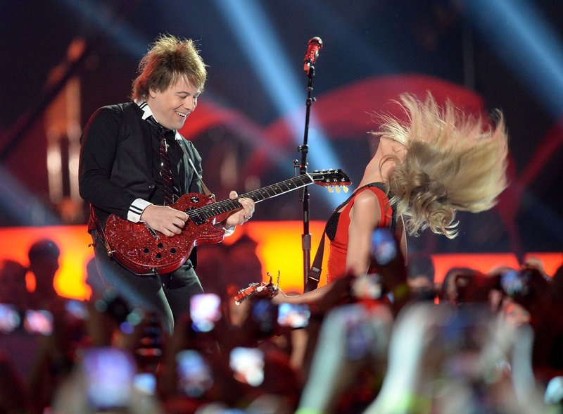 Taylor Swift at 2013 CMT Music Awards — photo 28