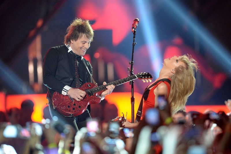 Taylor Swift at 2013 CMT Music Awards — photo 31