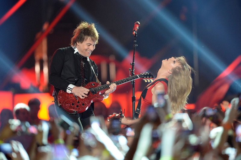 Taylor Swift at 2013 CMT Music Awards — photo 33