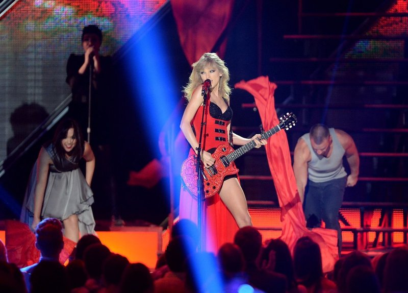 Taylor Swift at 2013 CMT Music Awards — photo 40
