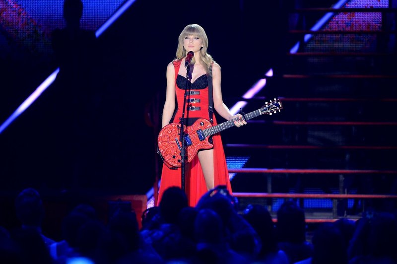Taylor Swift at 2013 CMT Music Awards — photo 50