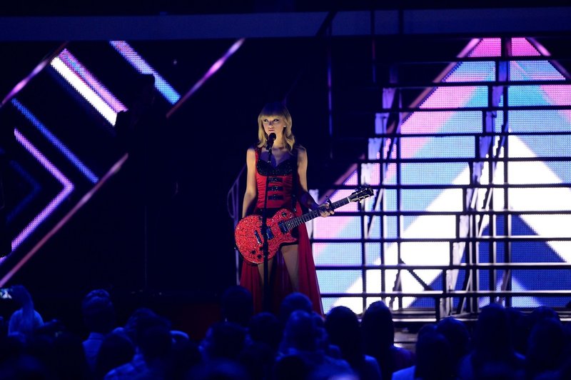 Taylor Swift at 2013 CMT Music Awards — photo 51