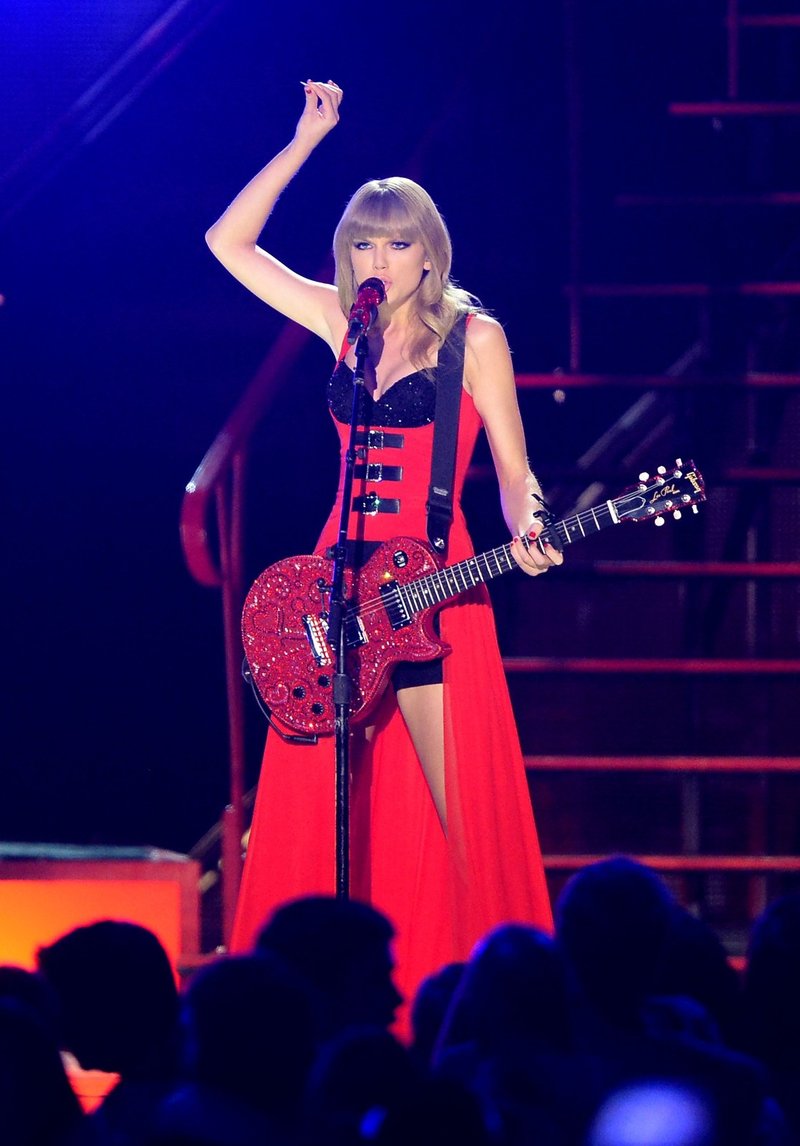 Taylor Swift at 2013 CMT Music Awards — photo 52