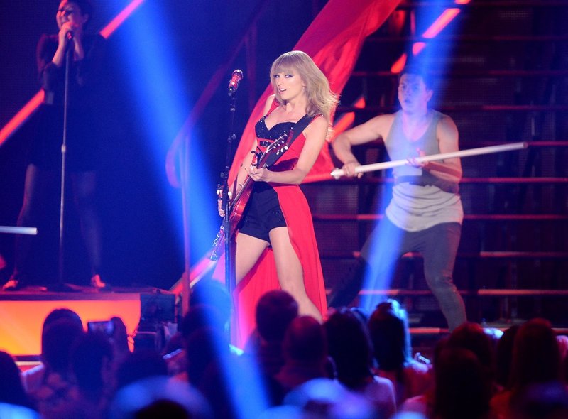 Taylor Swift at 2013 CMT Music Awards — photo 54