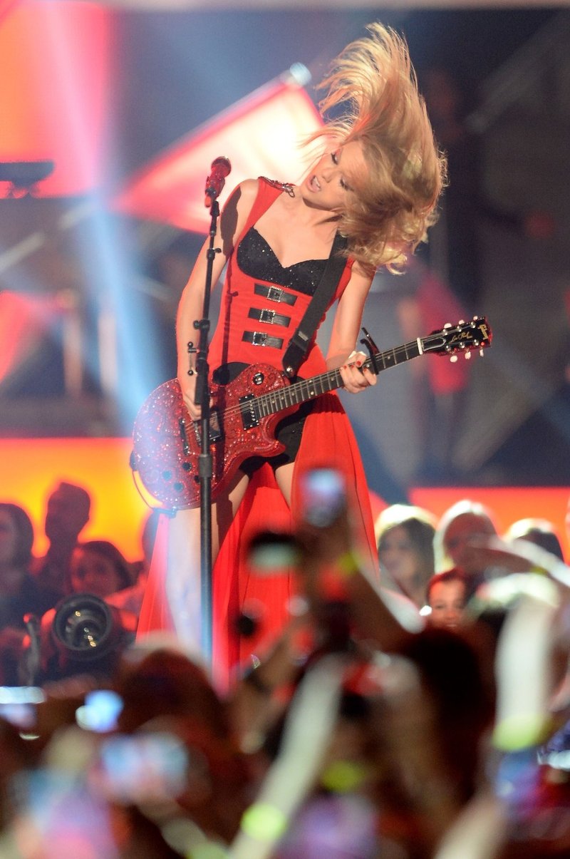 Taylor Swift at 2013 CMT Music Awards — photo 55