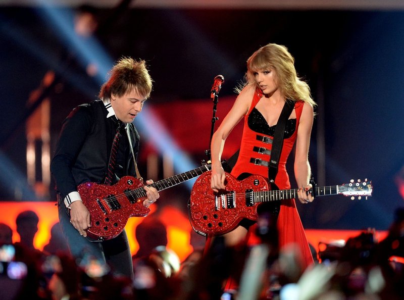 Taylor Swift at 2013 CMT Music Awards — photo 56