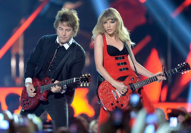 Taylor Swift at 2013 CMT Music Awards — photo 57